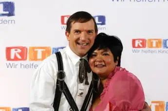 „Bauer sucht Frau“-Josef und Narumol Arm in Arm bei einer RTL-Veranstaltung