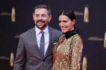 Klaas Heufer-Umlauf und seine Partnerin Doris Golpashin beim Deutschen Fernsehpreis im September 2022