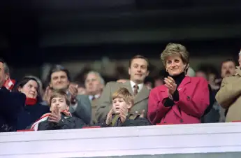 Lady Diana mit ihren Söhnen Prinz William und Prinz Harry beim Five Nations Cup am 1. Februar 1992