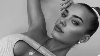 schwarz-weißes Foto von Laura Maria