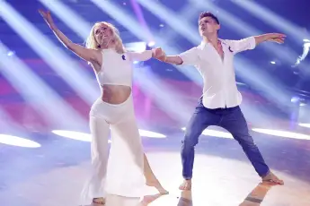 Janin Ullmann und Zsolt Sándor Cseke in Show neun von „Let's Dance“ am 29. April 2022