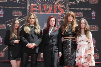 Lisa Marie Presley mit ihren Zwillingen, ihrer älteren Tochter und ihrer Mutter Priscilla