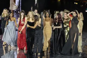 L'Oreal Paris Fashion Show mit Stars wie Cara Delevingne, Eva Longoria, Céline Dion, Kendall Jenner, Heidi Klum