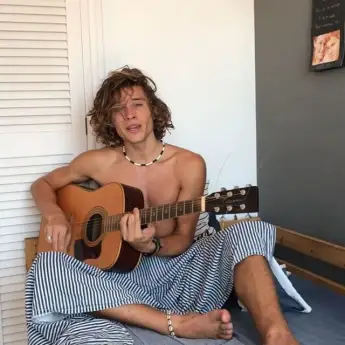 Er singt: Auf Insta und Co. ist „Love Island“-Victor schon ein kleiner Superstar