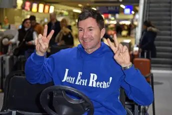 Lucas Cordalis am Frankfurter Flughafen, von dem aus er für das Dschungelcamp 2023 nach Australien gereist ist