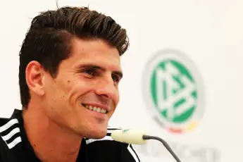 Mario Gómez bei einer Pressekonferenz bei der EM 2012 in Gdansk