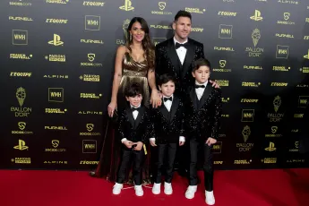 Antonella Roccuzzo, Lionel Messi und ihre Kinder bei der Ballon d Or 2021 Verleihung in Paris