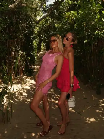 Davina und Shania Geiss als Ladys in Pink in knappen Kleidchen