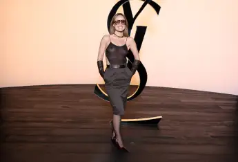 Olivia Wilde im transparenten Top bei der Pariser Fashion Week