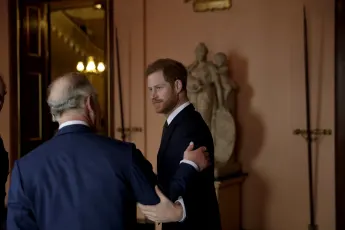 Prinz koenig Charles Prinz Harry kroenung Arm in Arm, britische Royals, International Year of the Reef, London