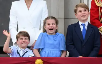 Prinz Louis, Prinzessin Charlotte und Prinz George stehen nebeneinander auf dem Balkon des Kensington Palace während des Thronjubiläums von Queen Elizabeth II.