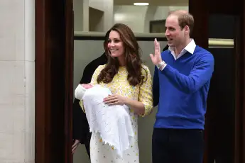 Erste Fotos: Herzogin Kate und Prinz William zeigen ihre Tochter vor dem St. Mary's Hospital