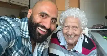 Rashid Hamid mit Oma Lotti