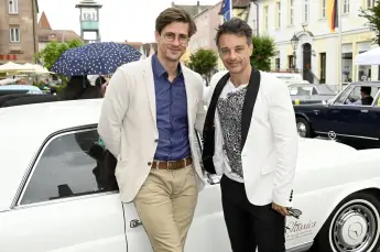 Die „Sturm der Liebe“-Stars Sandro Kirtzel und Lorenzo Patané bei der vierten Sternstunden Benefiz Oldtimer Rallye am 29. Mai 2022