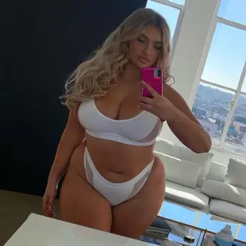 Sarina Nowak zeigt sich in Unterwäsche