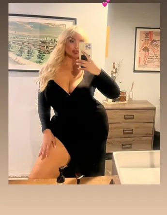 Sarina Nowak im heißen Kleid mit XXL-Schlitz