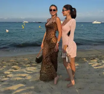 Shania Geiss im Leo-Kleid am Strand von Saint Tropez