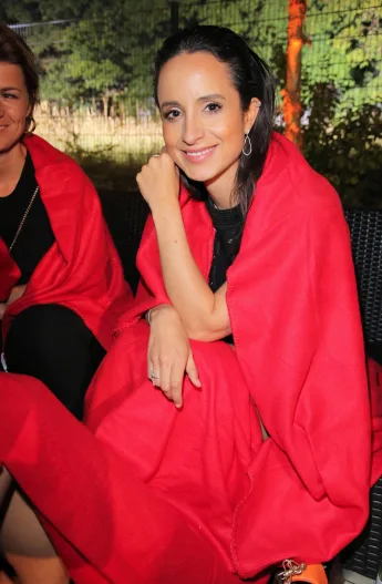 Stephanie Stumpf trägt einen roten Anzug und lächelt in die Kamera