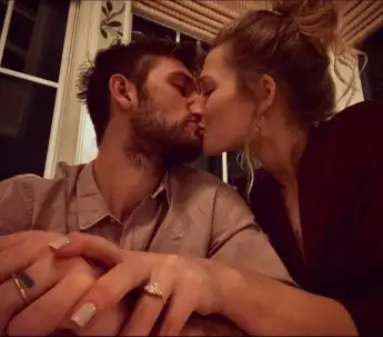 Alex Pettyfer und Toni Garrn verkünden mit diesem Bild Ende 2019 ihre Verlobung