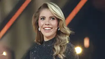 victoria swarovski look outfit beine