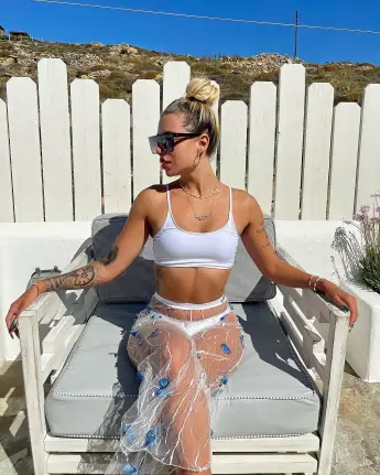 Walentina Doronina im weißen Bikini