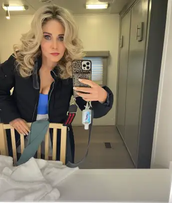 Zooey Deschanel mit blonder Mähne