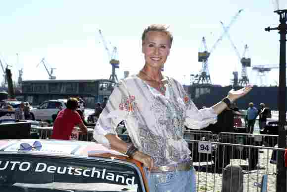 Sonja Zietlow beim Start einer Rallye am Hamburger Fischmarkt, Ich bin ein Star - Holt mich hier raus!, RTL