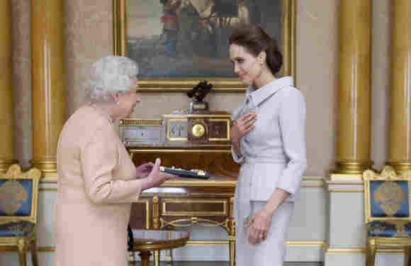 Schauspielerin Angelina Jolie wird am 10. Oktober 2014 von Königin Elisabeth II. geehrt
