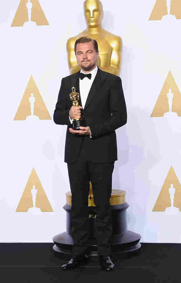 Leonardo DiCaprio posierend im Presseraum des „Loews Hollywood Hotel“ 2016