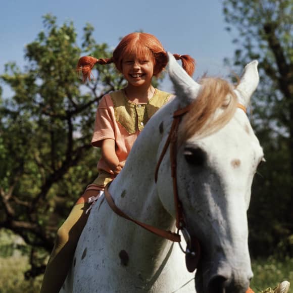 „Pippi Langstrumpf“ mit ihrem Pferd „kleiner Onkel“