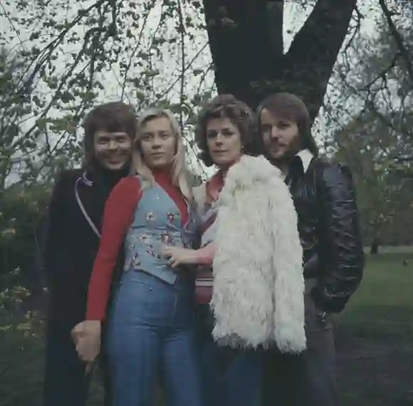 Die Band ABBA posiert für ein Foto im Freien