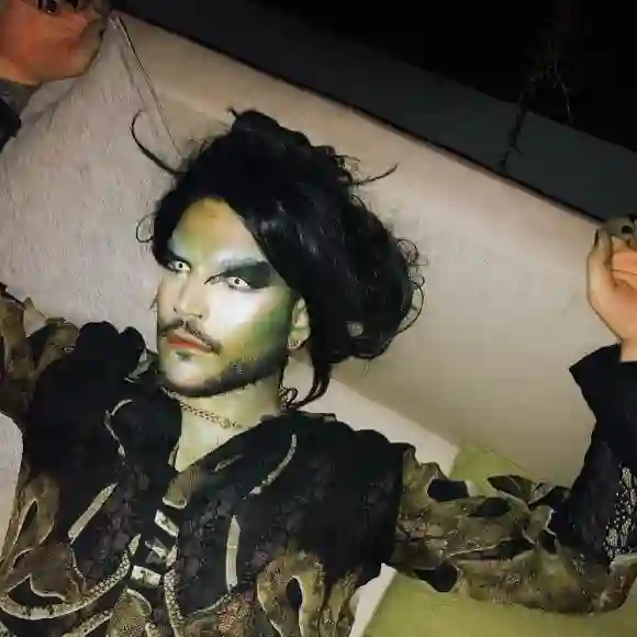 Adam Lambert zeigt sein gruseliges Halloween-Kostüm