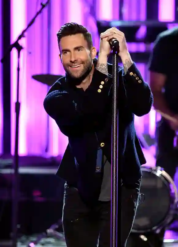 Sänger Adam Levine von Maroon 5 tritt während der American Music Awards 2016 im Microsoft Theatre am 20. November 2016 in Los Angeles, Kalifornien, auf der Bühne auf.