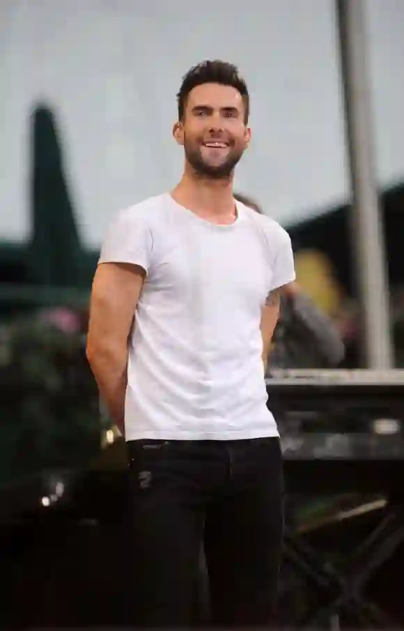 Adam Levine von Maroon 5 tritt am 27. Juni 2008 in ABCs „Good Morning America“ im Bryant Park in New York City auf.
