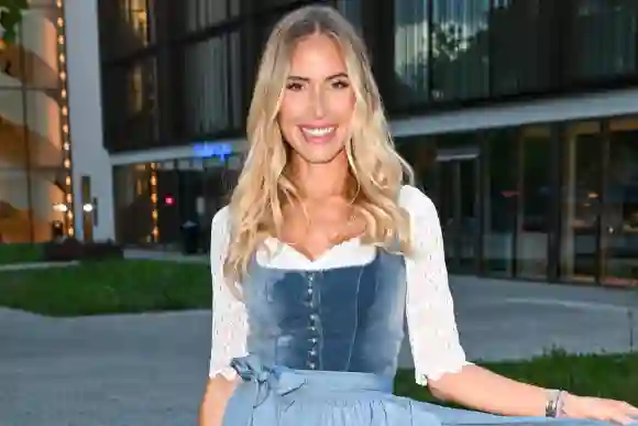 alena gerber heiß sexy freizügig haut body küche