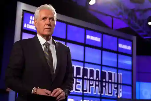 Alex Trebek öffnet sich über Krebs Kampf in emotionalen Video