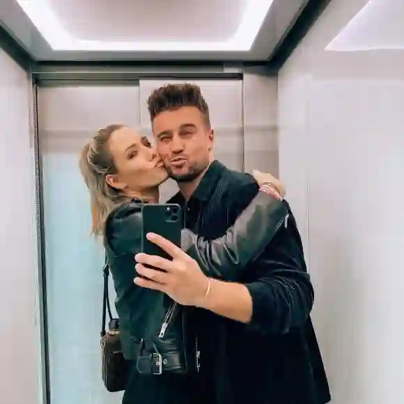 Der ehemalige „Bachelorette“-Sieger Alexander Hindersmann und die RTL-Moderatorin Laura Papendick sind ein Paar