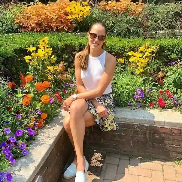 Ex-Tennisprofi Ana Ivanovic in einem Park