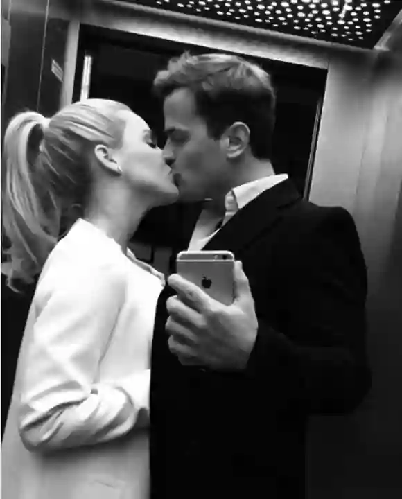Angelina Heger und Rocco Stark küssen sich
