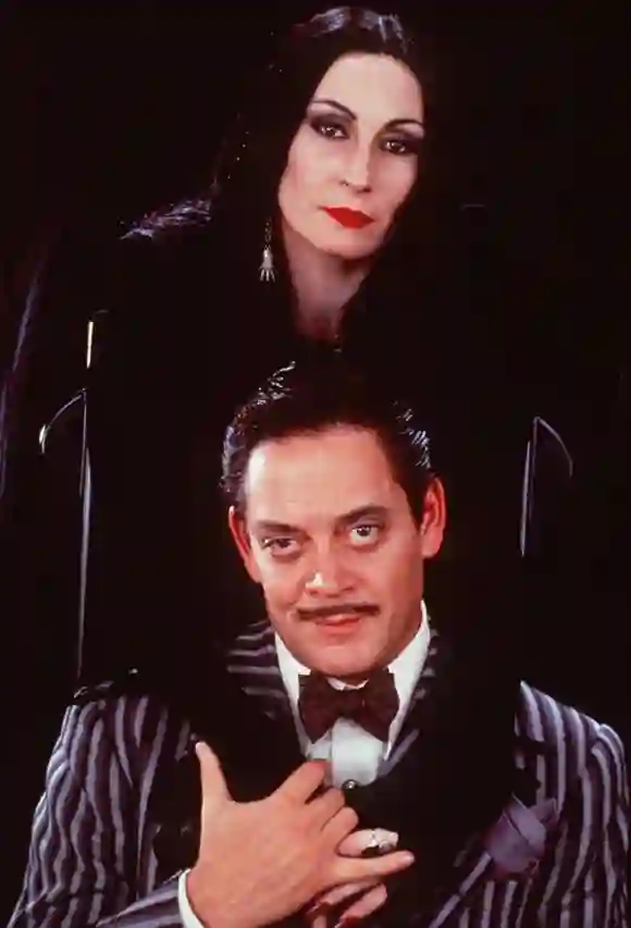 Anjelica Huston und Raul Julia in "Die Addams Family"