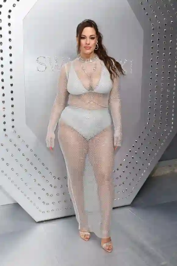 Ashley Graham sexy im Transparent-Kleid