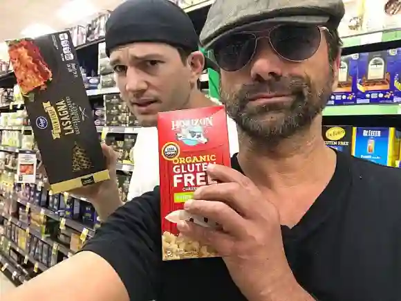 Ashton Kutcher und John Stamos haben sich zufällig beim Einkaufen getroffen