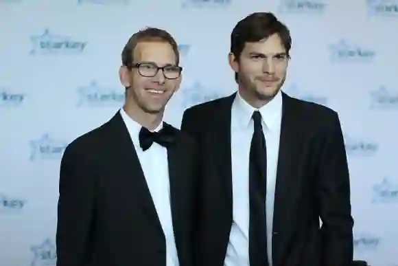 Ashton Kutcher mit seinem Zwillingsbruder Michael