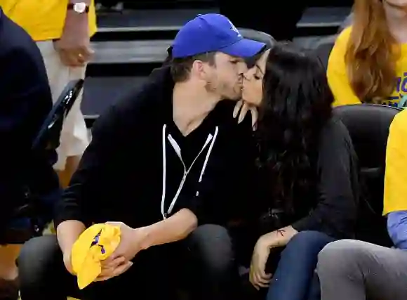 Ashton Kutcher und Mila Kunis super verliebt bei einem Basketballspiel