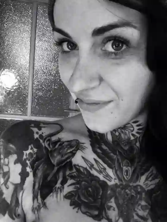 BTN-Caro zeigt ihr Ratten-Tattoo