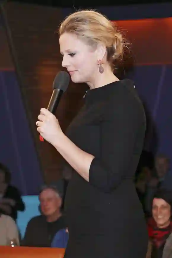 Barbara Schöneberger mit einem kleinen Wohlfühlbäuchlein