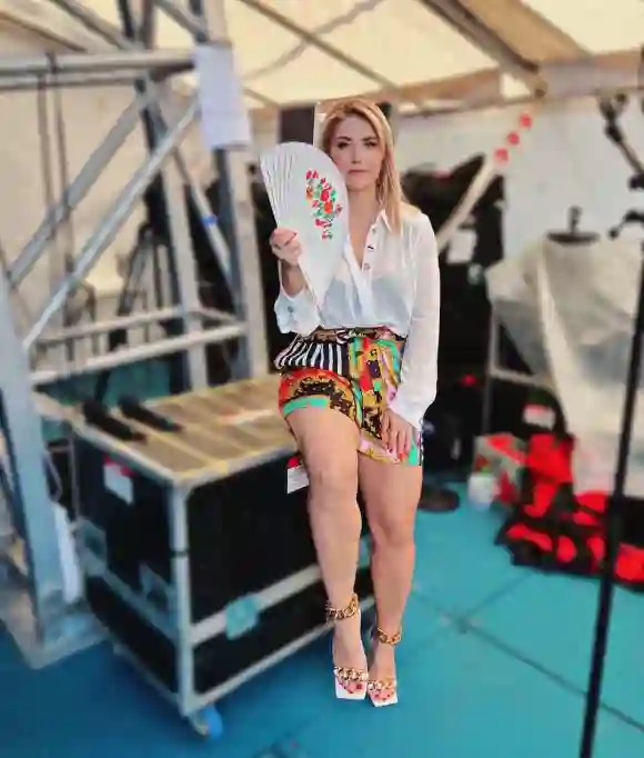 Beatrice Egli in sexy Hotpants bei der „Starnacht“ am Neusiedler See in Mörbisch