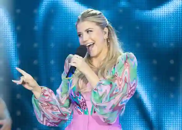 Beatrice Egli singt lächelnd auf der Bühne im Sommer 2023