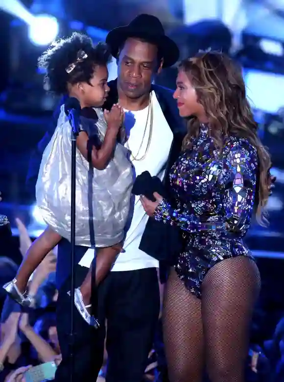Jay-Z und Sängerin Beyoncé mit Tochter Blue Ivy Carter auf der Bühne während der MTV Video Music Awards 2014