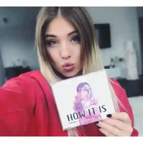 Bibi Heinicke mit ihrer neuen CD auf Instagram